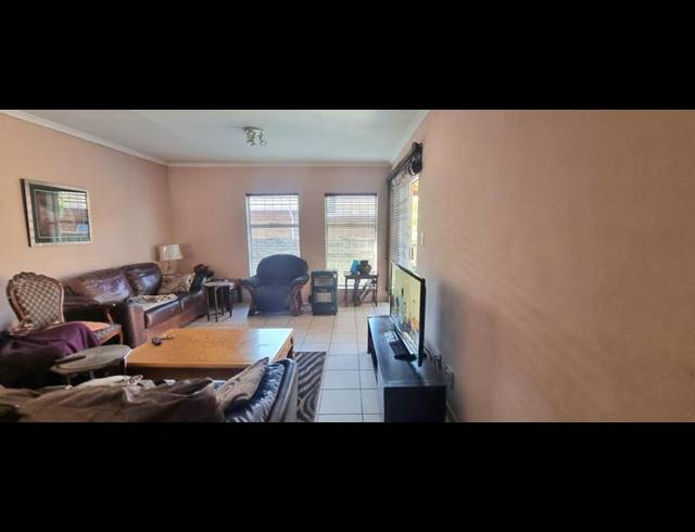 2 BEDROOM TOWNHOUSE FOR SALE IN AMBERFIELD